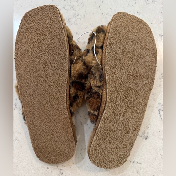 BP Sophie Criss Cross Slippers Plush Faux Fur Leopard Print Sz M (7-8) NWT - Picture 2 of 5